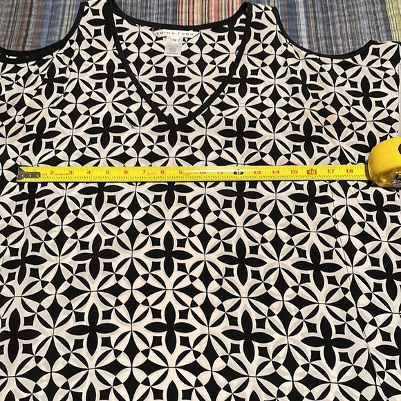 TRINA TURK 100% Silk Top Black White Cold Shoulder Mosaic Tile Print - Picture 5 of 7